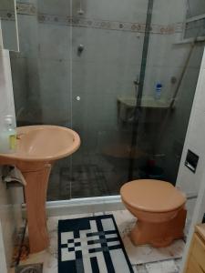 ein Bad mit einer Dusche, einem WC und einem Waschbecken in der Unterkunft Copacabana -Cidade maravilha in Rio de Janeiro