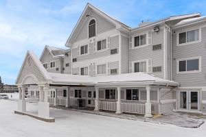 a large apartment building with a large porch at Country Inn & Suites by Radisson, Saskatoon, SK in Saskatoon