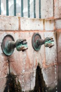 un robinet d'eau qui en sort dans l'établissement Studio de la Fontaine Chaude - Classé 2 étoiles - Centre Historique, à Dax