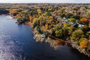 Vedere de sus a Cozy Cottage on the Penobscot — Panoramic Luxury!