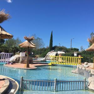 Venterol的住宿－Villa Bellevue，一个带水上公园的度假村内的游泳池