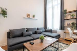 sala de estar con sofá y mesa en Bright 3-bedroom 2-bathroom flat., en Lille