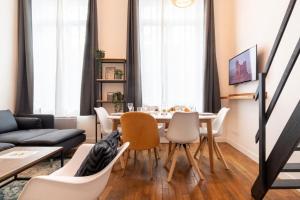 sala de estar con mesa y sillas en Bright 3-bedroom 2-bathroom flat., en Lille