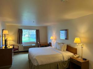 Postel nebo postele na pokoji v ubytování Peppermill Empress Inn