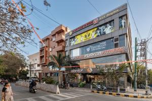 un edificio con un letrero al lado de una calle en Mistyblue Stays, en Bangalore