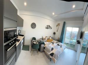 a bedroom with a bed and a desk and a kitchen at Studio NICE CENTRE sur Avenue Jean Medecin MER à 8 minutes de marche in Nice