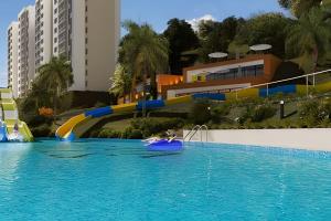 La alberca dentro o cerca de GURUS FR | Elegante Apartamento en parque acuático Dosquebradas