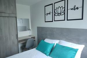 Una cama o camas en una habitación de GURUS FR | Elegante Apartamento en parque acuático Dosquebradas
