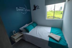 Una cama o camas en una habitación de GURUS FR | Elegante Apartamento en parque acuático Dosquebradas