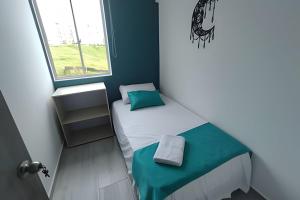 Una cama o camas en una habitación de GURUS FR | Elegante Apartamento en parque acuático Dosquebradas