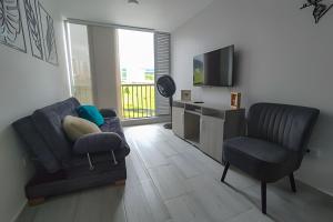 Una televisión o centro de entretenimiento en GURUS FR | Elegante Apartamento en parque acuático Dosquebradas