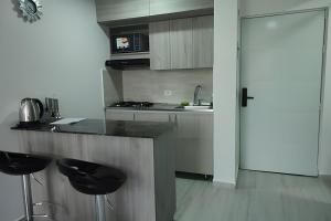 Una cocina o cocineta en GURUS FR | Elegante Apartamento en parque acuático Dosquebradas