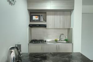 Una cocina o cocineta en GURUS FR | Elegante Apartamento en parque acuático Dosquebradas