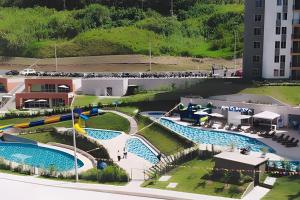 La alberca dentro o cerca de GURUS FR | Elegante Apartamento en parque acuático Dosquebradas