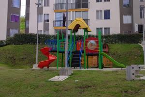 un parque infantil con tobogán en GURUS FR | Elegante Apartamento en parque acuático Dosquebradas, en Dosquebradas