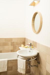 ein Badezimmer mit einem Waschbecken und einer Badewanne in der Unterkunft AllaTorretta23 in Fasano