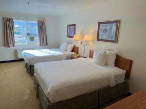 Postel nebo postele na pokoji v ubytování Peppermill Empress Inn