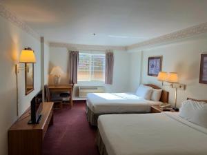 Postel nebo postele na pokoji v ubytování Peppermill Empress Inn