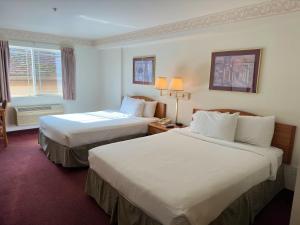 Un pat sau paturi într-o cameră la Peppermill Empress Inn