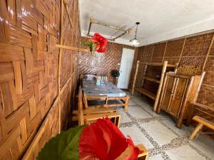 Lalao的住宿－Voodoo House，配有桌子和木墙的房间