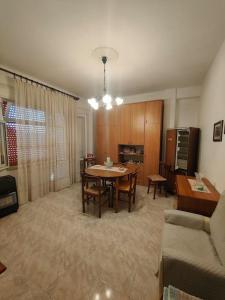 sala de estar con mesa y sofá en Casa zia Maria, en Priolo Gargallo