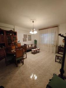 sala de estar con sofá y mesa en Casa zia Maria, en Priolo Gargallo