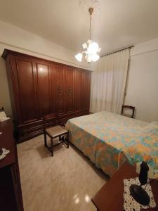 um quarto com uma cama, uma cadeira e uma mesa em Casa zia Maria em Priolo Gargallo