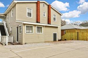 una casa grande con una valla delante en Beachwalk #2 8 minute walk to the Beach, en Virginia Beach
