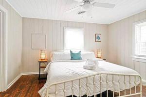 Un dormitorio con una cama blanca con ventilador de techo. en Beachwalk #2 8 minute walk to the Beach, en Virginia Beach
