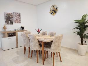 a dining room with a table and chairs at DLX03 - Appartement Deluxe 2 chambres - Centre Ville Oujda in Oujda