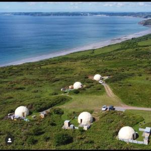 um grupo de cúpulas numa colina junto ao oceano em Geodome with sea views near Pendine em Pendine