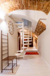 斯佩洛的住宿－La Piccola Corte，木天花板房子的楼梯
