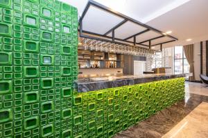 zielony mur w holu restauracji w obiekcie The Nirvanas Hotel w Stambule
