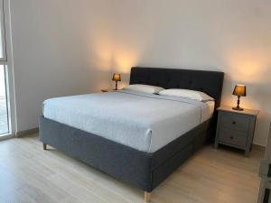 Voodi või voodid majutusasutuse Comfort and minimalism at Yas Island toas