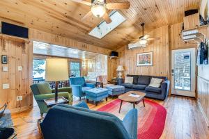 uma sala de estar com painéis de madeira e mobiliário azul em Waterfront North Hero Home with Screened Porch em North Hero