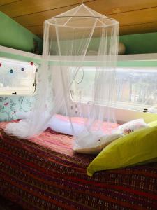 Una cama con una red encima. en Casa del Buho en Chiclana de la Frontera