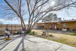un patio con dos sillas y un árbol y una casa en Quiet Country Home in Las Cruces with Horse Stalls!, en Las Cruces