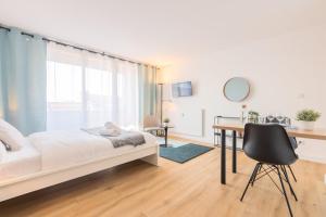 ein Schlafzimmer mit einem Bett und einem Schreibtisch in der Unterkunft Close to the city centre - Appartment confortable in Lille