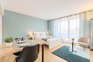 ein Wohnzimmer mit einem Bett und ein Esszimmer in der Unterkunft Close to the city centre - Appartment confortable in Lille