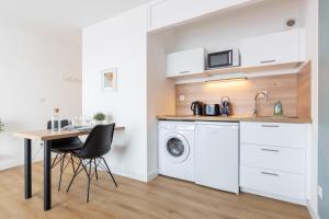 eine Küche mit einem Tisch und einer Waschmaschine in der Unterkunft Close to the city centre - Appartment confortable in Lille + 8 Fotos