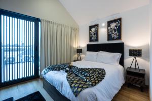 ein Schlafzimmer mit einem großen Bett und einem großen Fenster in der Unterkunft Live in Aveiro in Aveiro