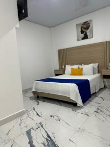 1 dormitorio con 1 cama grande y suelo de mármol en Hotel ITACO en Cartagena de Indias