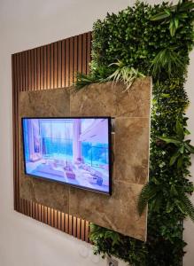 En tv och/eller ett underhållningssystem på Florina Modern Studio