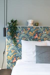 1 dormitorio con 1 cama con una pared colorida en Wazemmes - Functional studio with parking space!, en Lille