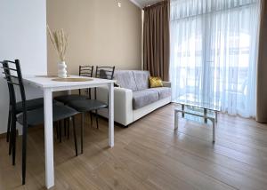 a living room with a white table and a couch at Miami Apartments in St. Julianʼs