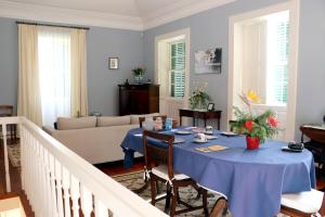 sala de estar con mesa azul y sofá en Casa Charmosa, en Funchal