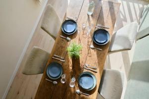 uma mesa de madeira com pratos e talheres em Vieux Lille - Superb apartment balcony parking! em Lille