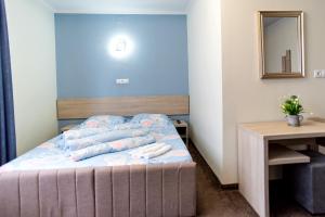 um quarto com uma cama com toalhas em Pensiunea Diadis em Cluj-Napoca