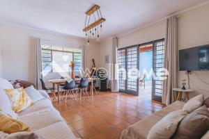 a living room with a couch and a table at Casa com piscina e churrasqueira em Americana in Americana