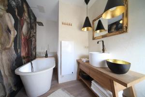 尤尔马拉Strelnieku Avenue Apartment Jurmala的带大浴缸和水槽的浴室